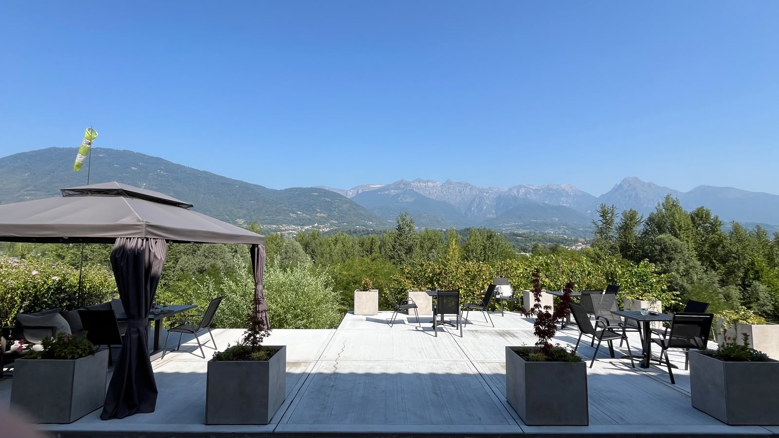 Wejście i otoczenie hotelu: nocleg AlpineFlow w Feltre