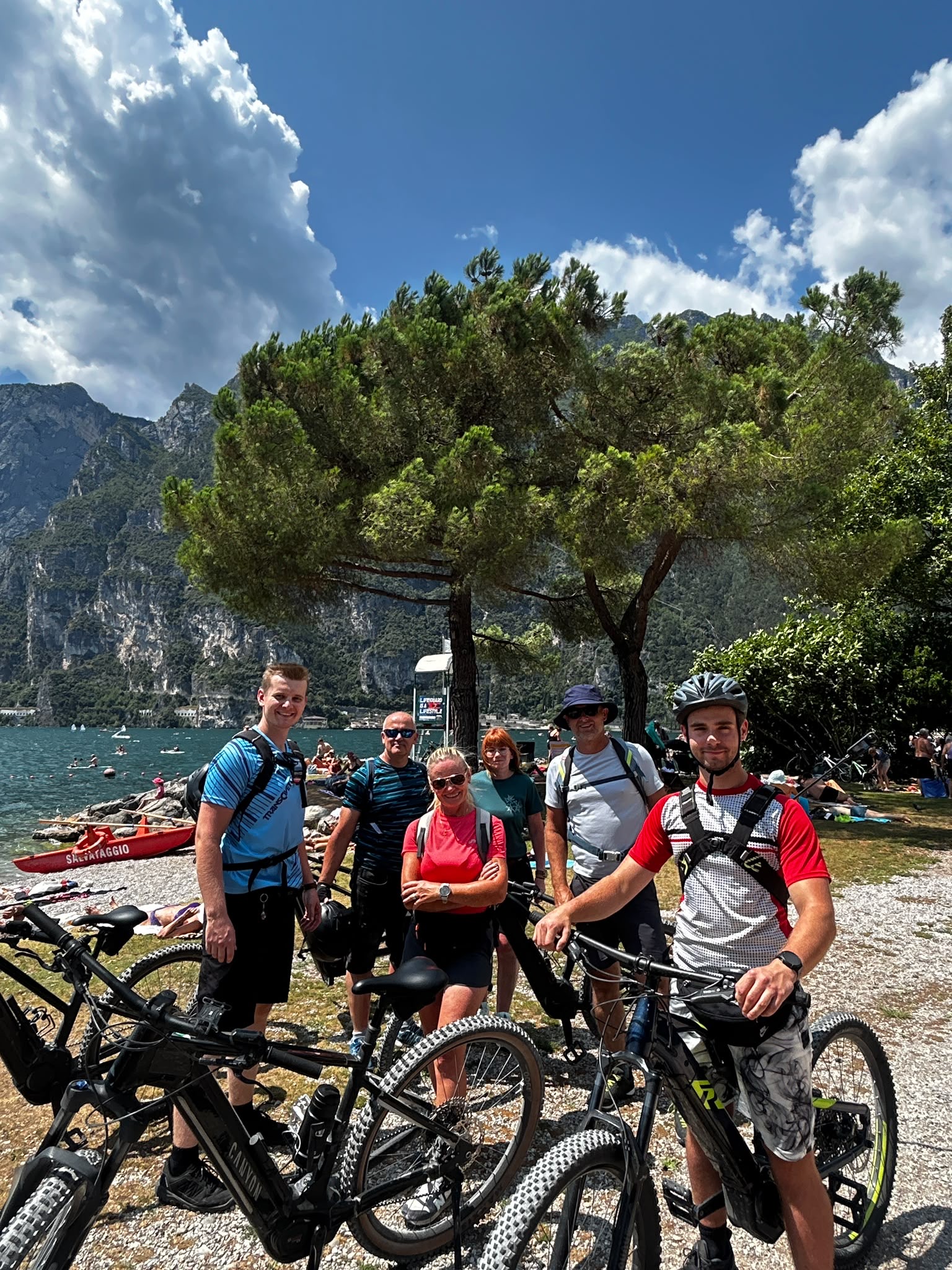 Grupa e-bike AlpineFlow nad jeziorem